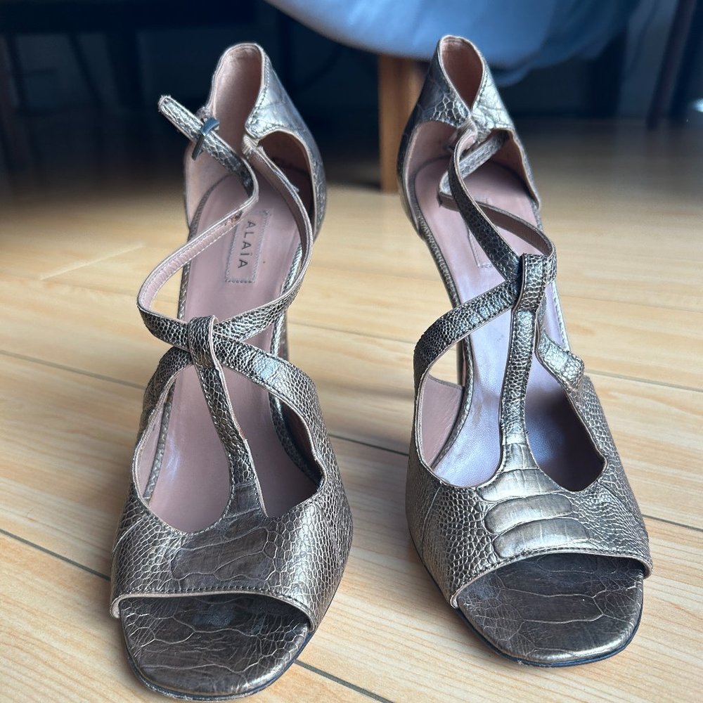 $1095 Alaia Metallic Bronze Ostrich Claw Skin Strappy sandals EU 36 US 6